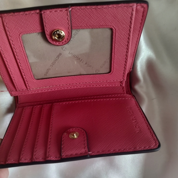 Micheal kors wallet pink smaller wallet - Picture 3 of 3